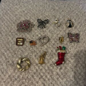 Vintage Assorted Women's Brooch Set